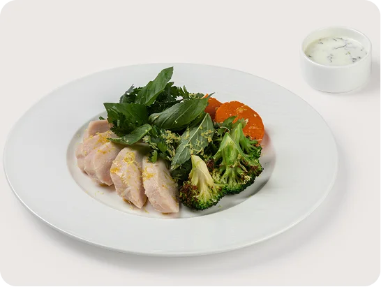 Куриная грудка с бататом, брокколи и лимонным йогуртом