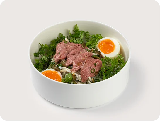Салат из корня и стебля сельдерея с говядиной и яйцом